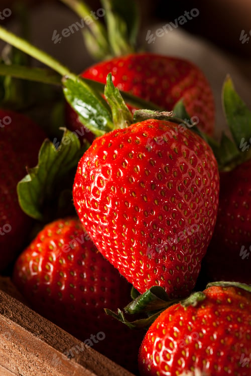 Preview: Raw Organic Long Stem Strawberries