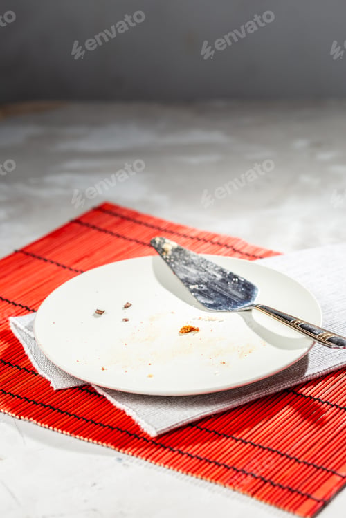Preview: Plate with crumbs and cake slice after dessert