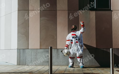 Preview: spaceman in a futuristic station