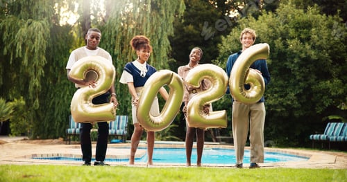 Visualização: Pessoas felizes, retrato e ano novo com números para festa festiva, comemoração ou evento à beira da piscina.
G