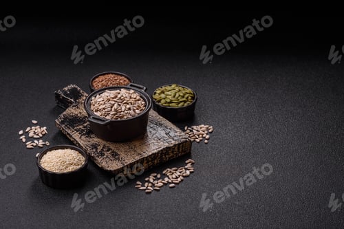 Preview: Peeled sunflower seeds in a bowl, an ingredient for making vegetarian food