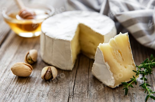 Preview: Camembert cheese with snacks