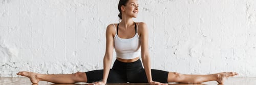 Preview: Smiling young brunette white woman on sportswear