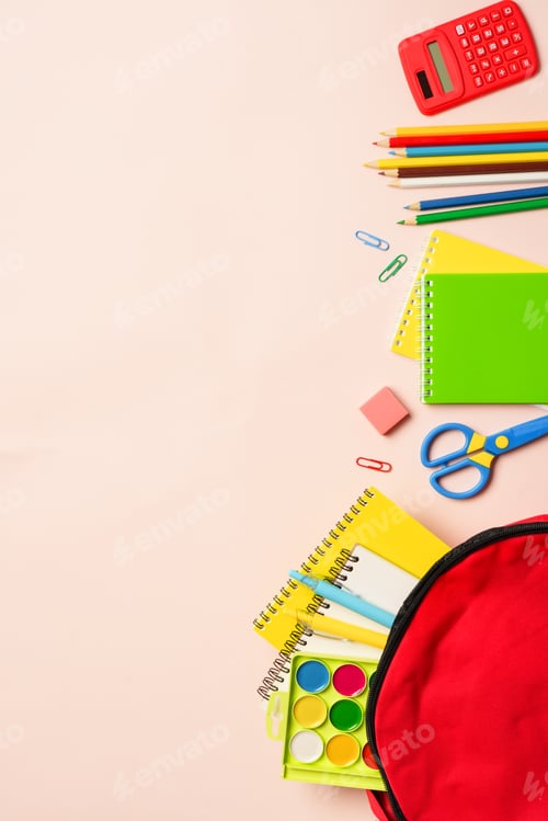 Visualização: Mochila escolar com papel de carta sobre fundo colorido.