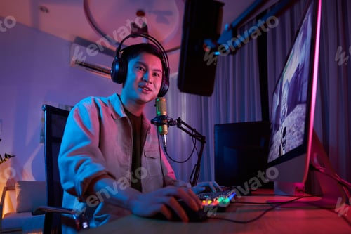 Preview: Videogamer Playing Computer