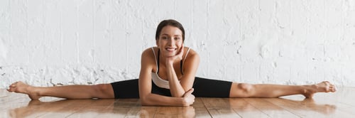 Preview: Smiling young brunette white woman on sportswear