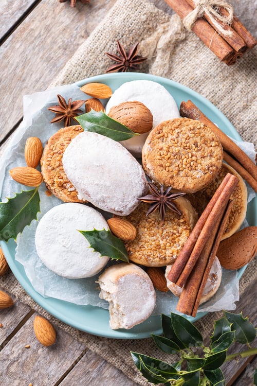 Preview: Typical Spanish Christmas sweets, shortbread mantecados and polvorones
