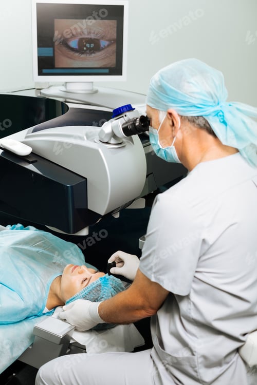 Preview: Skilled male doctor having an appointment with patient