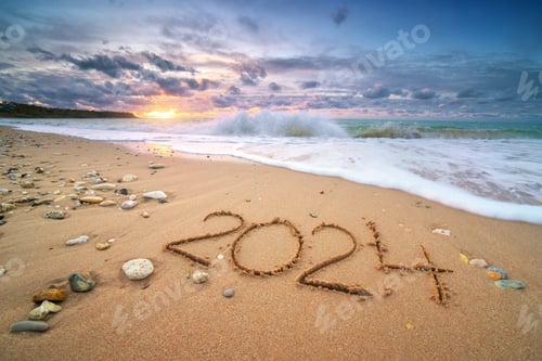 Visualização: Número do ano na beira-mar durante o pôr do sol