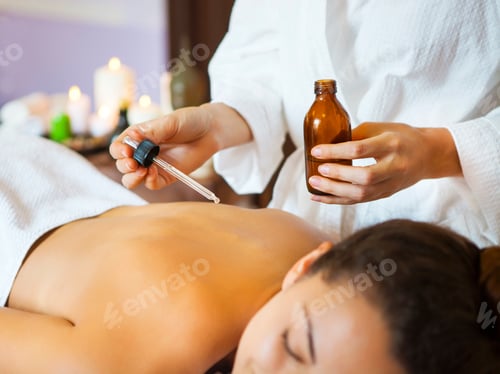 Visualização: Vista aproximada de uma jovem recebendo tratamento de spa