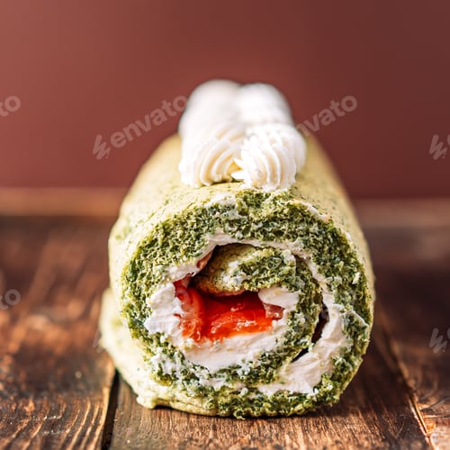 Preview: Roll with spinach and red fish on wooden table