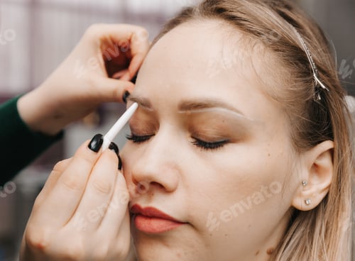 Preview: the master browist makes markings on the eyebrows for coloring with a white pencil. microblading