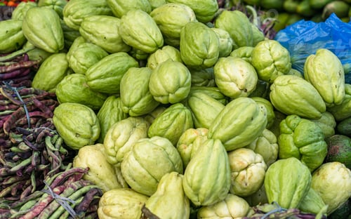 Preview: fresh green vegetables at the farmer's market