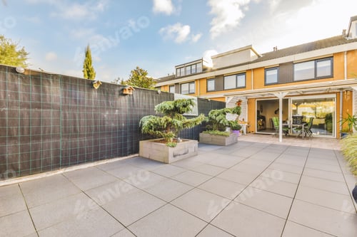 Preview: Superb courtyard with beautifully laid paths