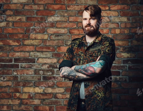 Preview: Redhead male over the wall of a brick.