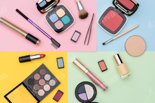 Preview: Set of assorted makeup supplies