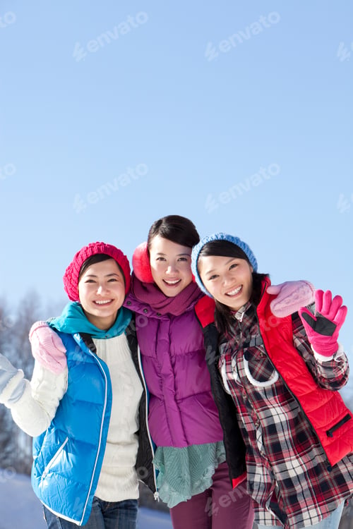 Preview: Happy young women in ski resort