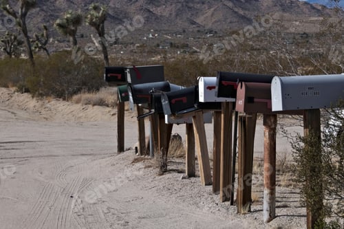 Aperçu: Collection isolée de boîtes aux lettres située dans un paysage désertique aride.