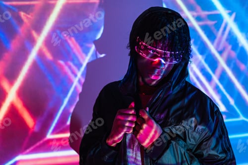 Preview: Modern man with futuristic glasses in studio