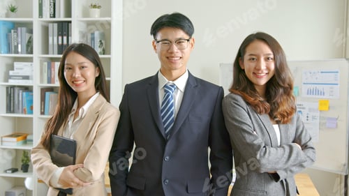 Preview: Group of asian businesspeople looking at camera with smiles, pose together as human resource.
