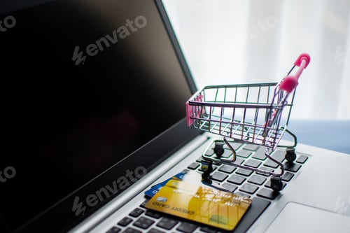 Vista previa: carrito de compras y tarjeta de crédito en la computadora, concepto de compras en línea.