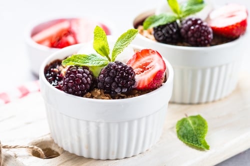 Preview: Crumble pie with berry mix, granola and ice cream