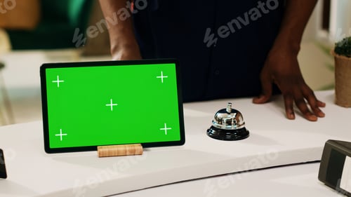 Preview: Tourist asking about greenscreen display
