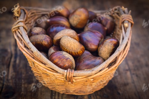 Preview: Roasted sweet chestnuts in a basket