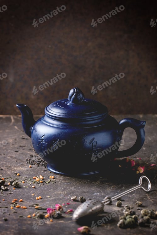 Preview: Teapot and tea leaves
