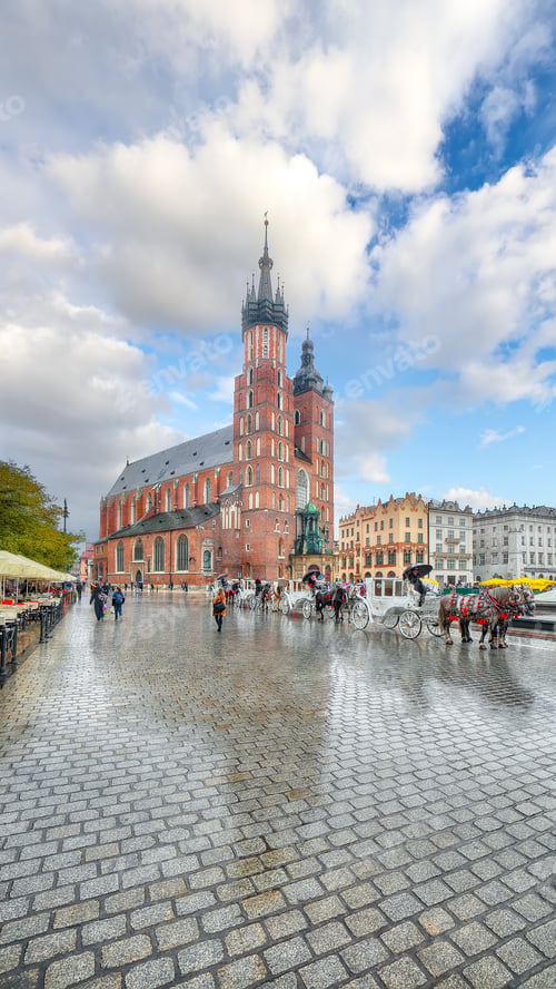 Preview: Amazing cityscape of Krakow with St. Mary's Basilica on Main Square.