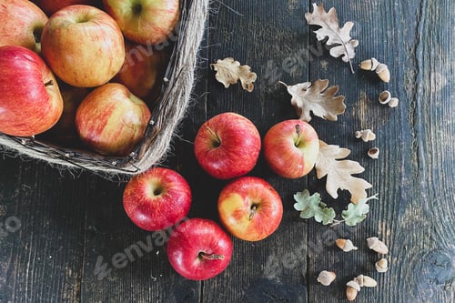 Preview: apples, dry oak leaves and acorns on the table