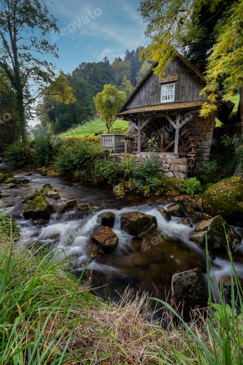 Preview: Low-angle view of a beautiful house near the lake