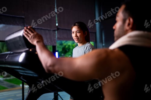 Visualização: Homem e mulher asiáticos se exercitando, um é treinador e o outro é exercitador