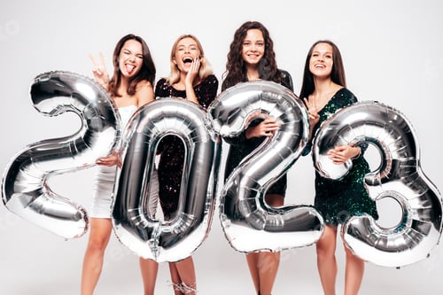 Visualização: Mulheres bonitas comemorando o Ano Novo