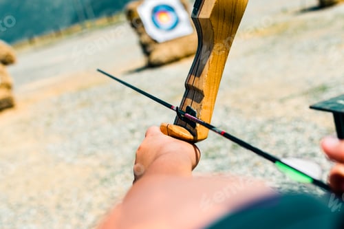 Visualização: Uma pessoa apontando com um arco e uma flecha.