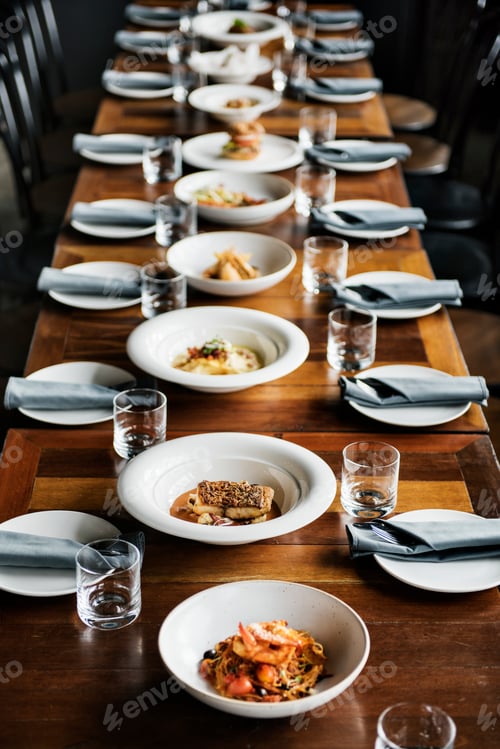 Preview: Reserved table at a restaurant