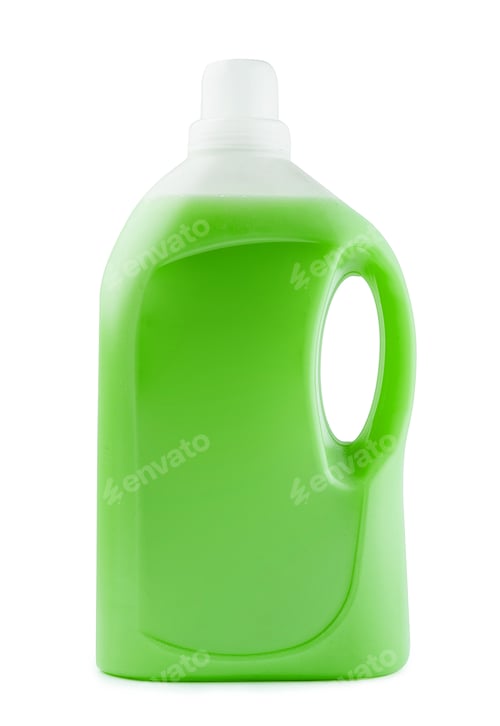 Botella limpia de plástico llena de detergente verde