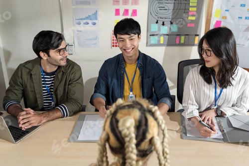Vista previa: El equipo de empresarios emergentes asiáticos entrevista al candidato para el puesto de trabajo.