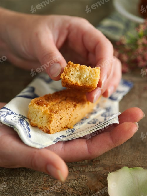 Preview: Woman hands holding napkin and homemade cake