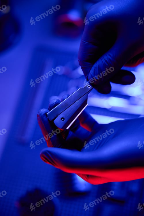 Preview: Hairdresser showing straight razor at camera in barbershop