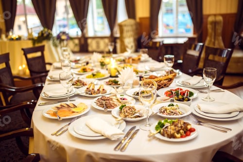 Visualização: Mesa de casamento no restaurante decorada com velas brancas e flores.