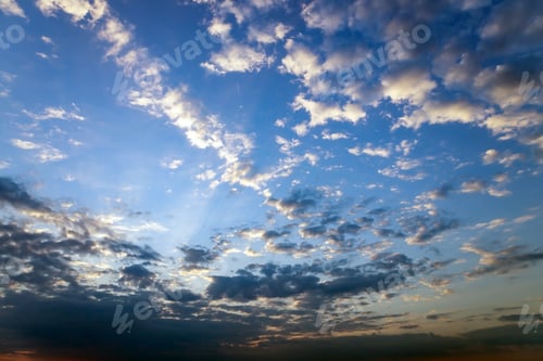 Vorschau: Wunderschöner Himmel mit Wolken bei Sonnenaufgang. Natürlicher Hintergrund