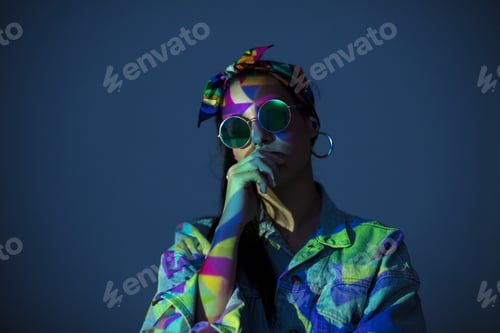 Vista previa: Woman with face colored with light