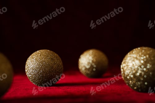 Vista previa: Gold christmas balls on red background