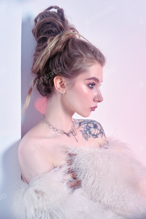 Preview: Fashionable Woman Posing with Bare Shoulders and Tattoo