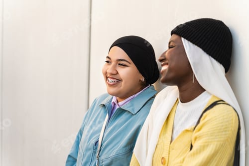 Preview: Young African woman with Arab best friend - Trendy and modern muslim girls
