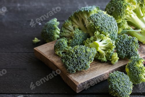 Preview: Fresh organic Broccoli on a wooden board