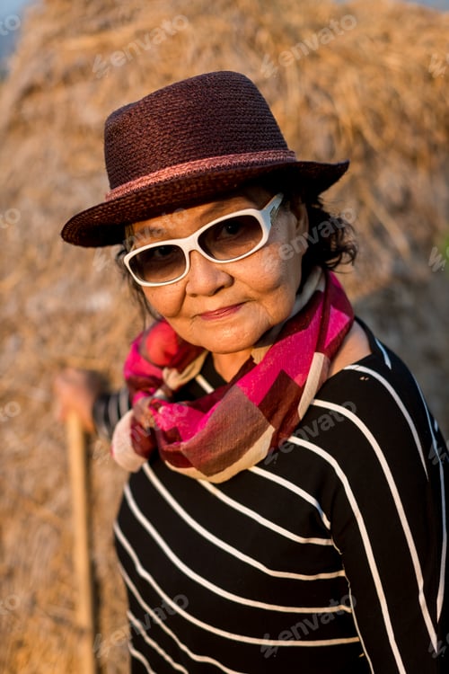Preview: Elderly woman wearing a hat and sunglasses