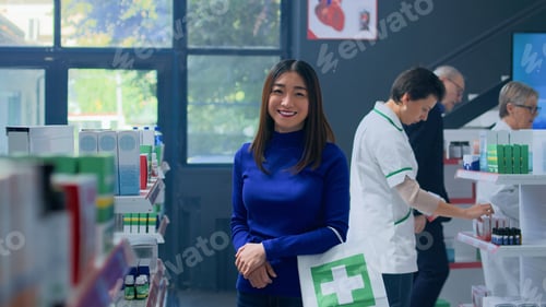 Preview: Client in drugstore looking at sunscreen