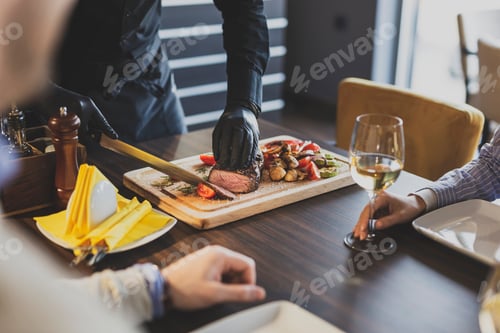 Preview: Restaurant chef slicing steak